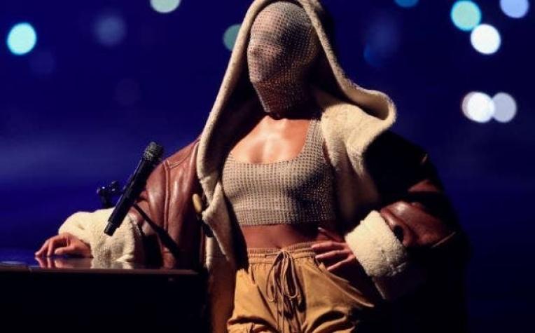Alicia Keys impacta cantando completamente enmascarada en los MTV Europe Music Awards