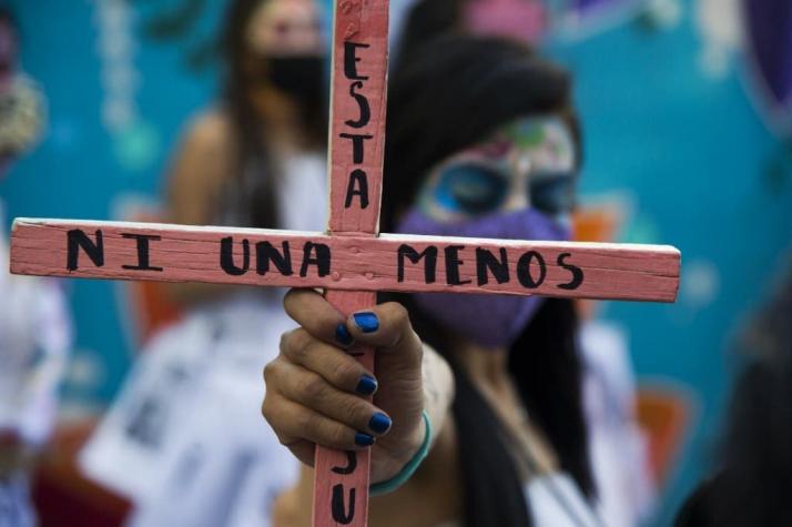 Policía mexicana dispersa manifestación feminista con balazos en Cancún