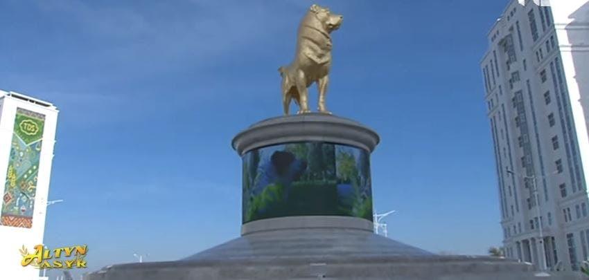 [VIDEO] Turkmenistán levanta una monumental estatua dorada de un perro de raza local