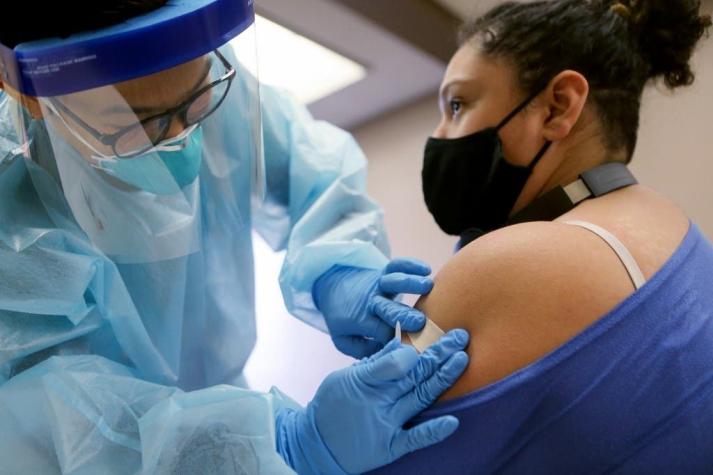 “Como una fuerte resaca”: Participantes de vacuna de Pfizer revelan efectos secundarios del ensayo