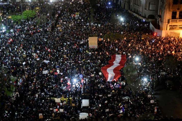 Miles de peruanos marchan contra el nuevo presidente Merino
