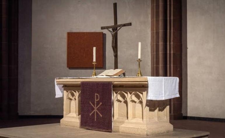 Queman altar de iglesia donde sacerdote tuvo relaciones sexuales con dos mujeres en EE.UU