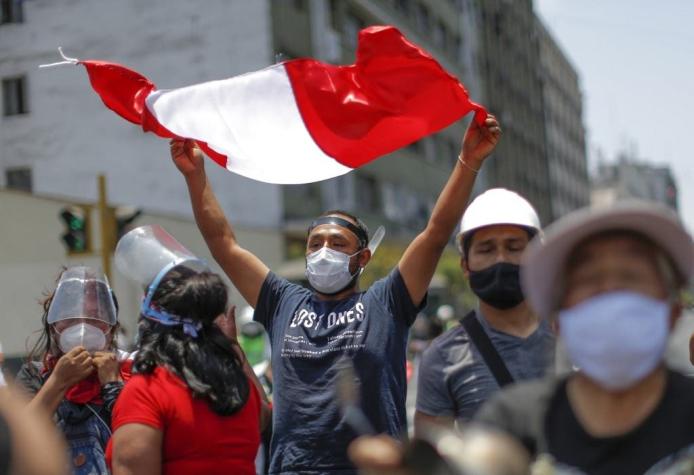 Manifestantes peruanos cantan "El baile de los que sobran" en masivas protestas contra el gobierno