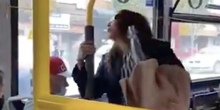 Mujer escupió a sujeto en un bus y este la empujó a la calle: El video se viralizó en TikTok