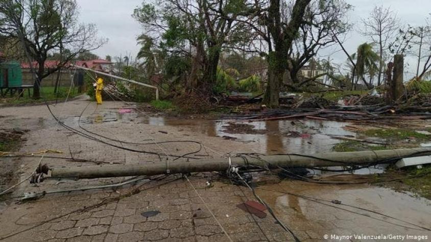 Tormenta tropical Iota llega a El Salvador y suma una decena de muertos