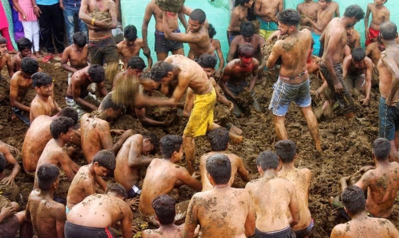 Un pueblo de India celebra tradicional fiesta con una batalla a golpes de excremento de vaca