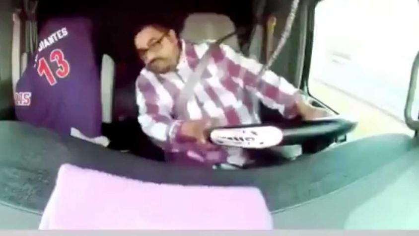 Captan en video cómo un camionero en México esquiva dos balazos en medio de la carretera