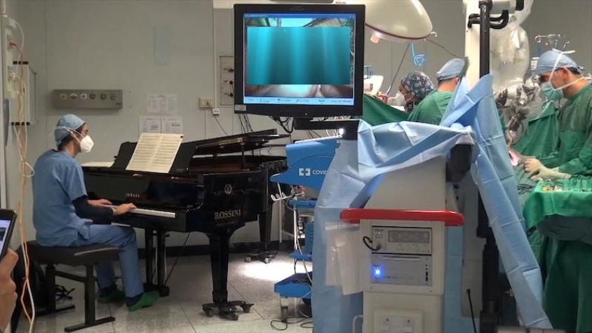 Médico toca el piano de cola a un niño de 10 años mientras lo operan para extraerle un tumor