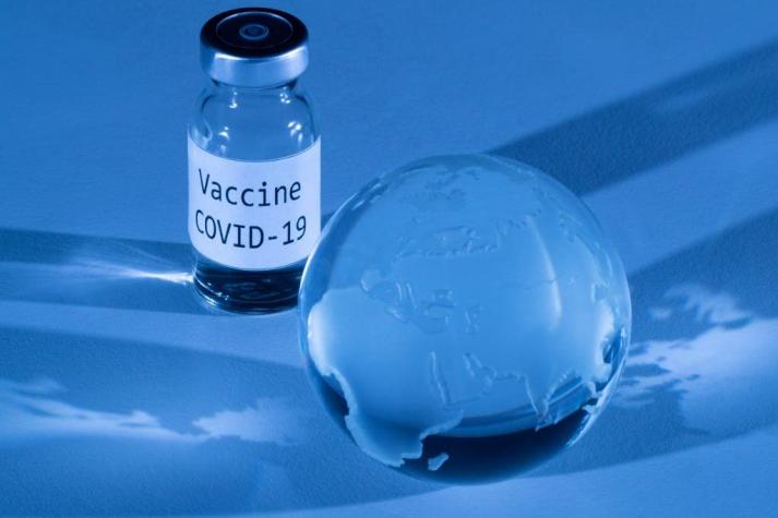 Director del ISP dice que vacunas en desarrollo podrían aplicarse solo a personas entre 18 y 60 años