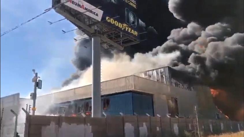 [VIDEOS] Bomberos combaten gigantesco incendio en bodega de neumáticos en Renca