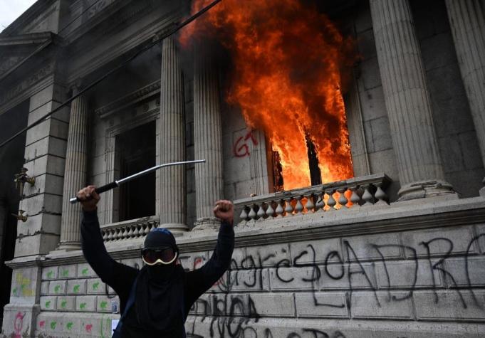 Manifestantes inician incendio en Congreso de Guatemala en medio de masivas protestas