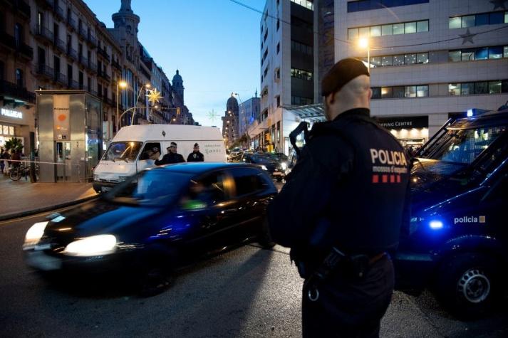 Policía abate a tiros a hombre que intentó apuñalar a personas en calles de Barcelona