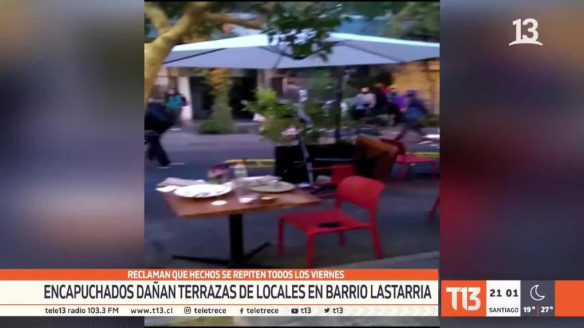[VIDEO] Encapuchados dañan terrazas del Barrio Lastarria