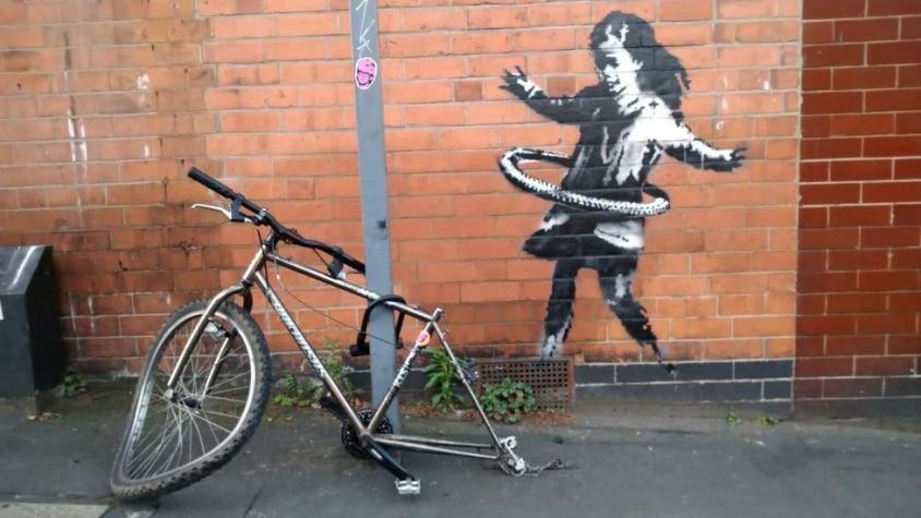 Banksy: el misterio de la bicicleta desaparecida de una obra del artista urbano