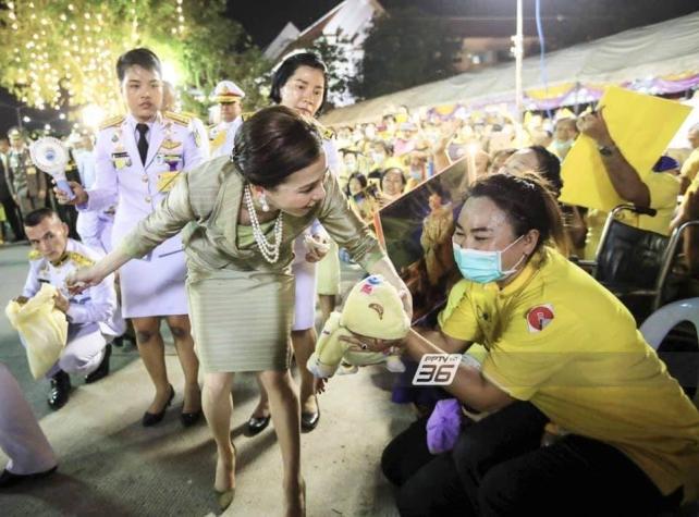 La polémica imagen de una escolta de la reina de Tailandia que generó indignación en redes sociales
