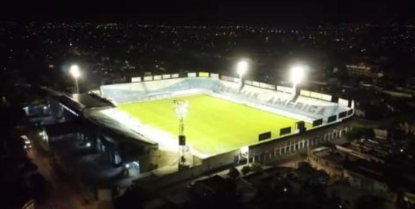 De la cancha al cielo: Estadios de fútbol argentinos se iluminan para despedir a Diego Maradona