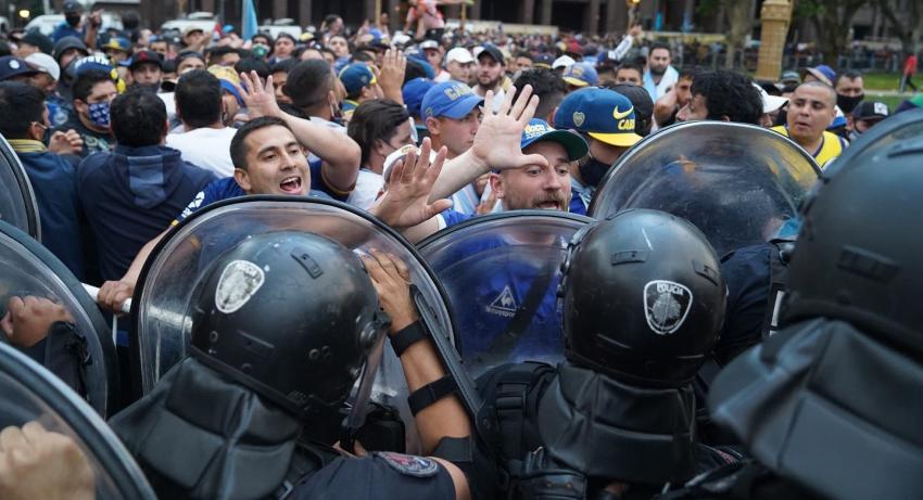 Velorio de Diego Maradona: Hinchas desbordan las medidas de seguridad frente a la Casa Rosada