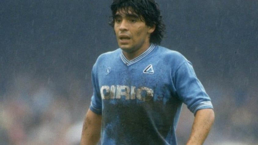 Maradona: el día que el astro se arriesgó a jugar en el barro para salvar la vida de un niño