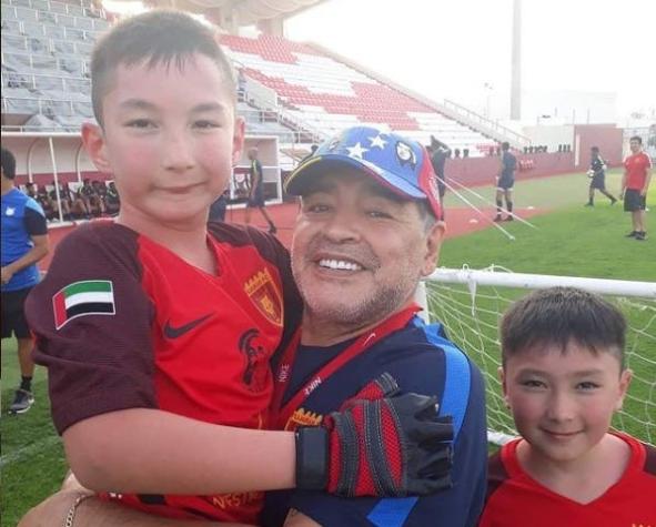 La emotiva despedida del niño sin piernas que jugó fútbol con Diego Maradona