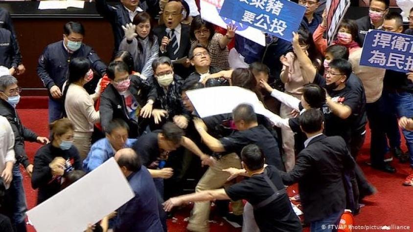 Taiwaneses lanzan vísceras de cerdo en plena sesión del Parlamento