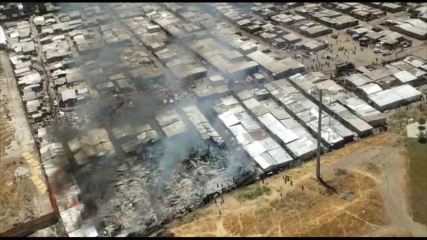 [VIDEO] Incendio afecta a toma Violeta Parra en Cerro Navia: Al menos 20 viviendas afectadas