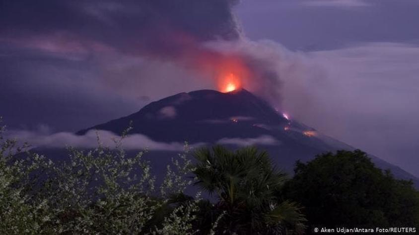 Miles evacuados en Indonesia por erupción del volcán Ili Lewotolok
