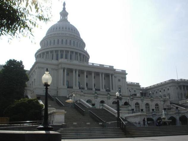 Congreso de EEUU aprueba plan de ayuda de 900.000 millones de dólares
