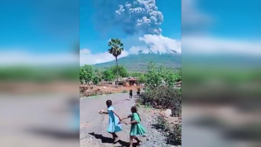 [VIDEO] Impresionante erupción de volcán en Indonesia: miles de personas fueron evacuadas