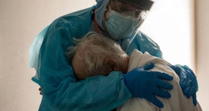 Desgarradora fotografía de un médico abrazando a un anciano con COVID-19 se vuelve viral