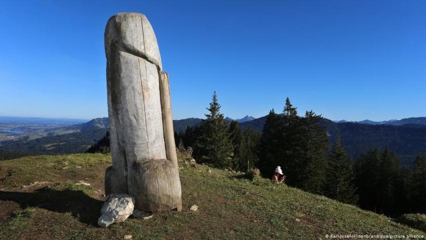 Misteriosa escultura fálica desaparece sorpresivamente en Baviera