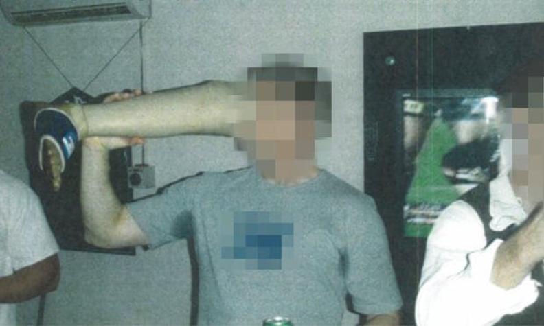 Revelan fotos de soldados australianos bebiendo cerveza de la pierna ortopédica de un talibán muerto