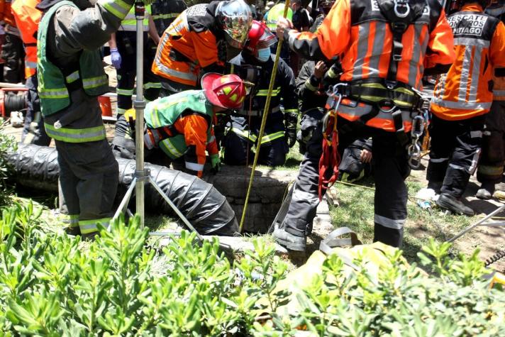 Bomberos trabaja en el rescate de un adulto mayor que cayó en alcantarilla en Santiago