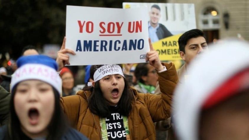 DACA: juez federal ordena restaurar programa que protege de la deportación a jóvenes indocumentados