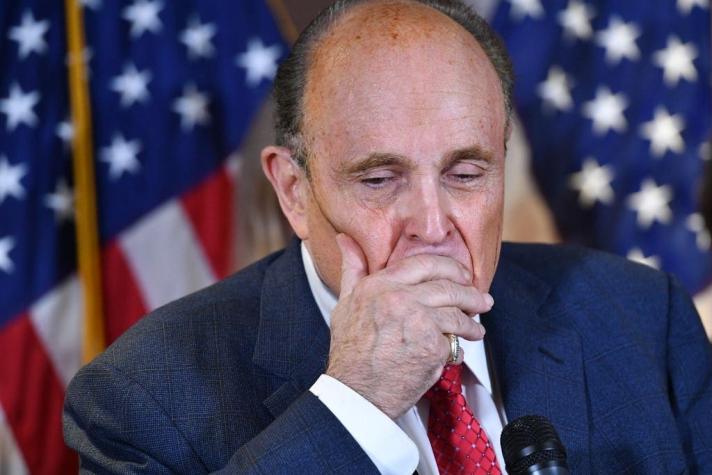 Trump anuncia que su abogado Rudy Giuliani dio positivo por COVID-19