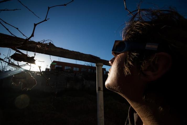 "Se puede quemar la retina": Los riesgos de ver el eclipse sin la protección adecuada