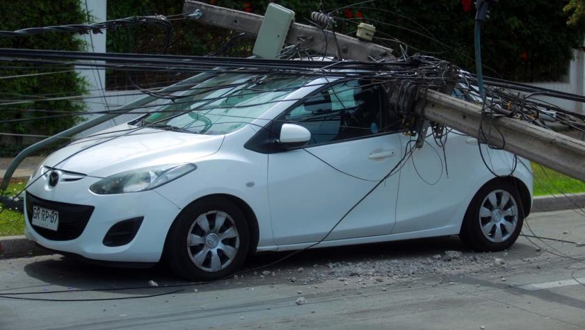 Camión derribó seis postes del tendido eléctrico en La Reina: Conductor se fugó