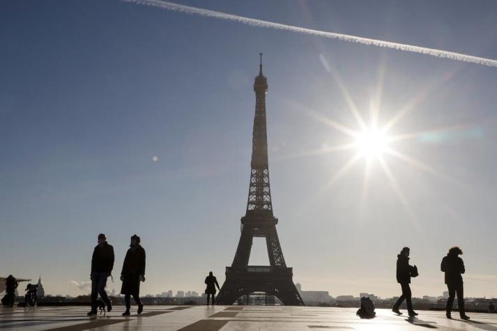 Francia decreta toque de queda para el Año Nuevo para evitar rebrote de COVID-19
