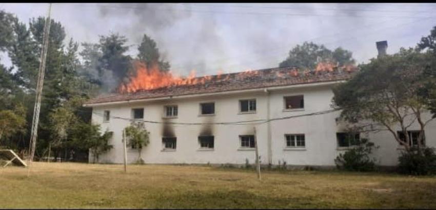 Hostería Lanalhue resulta destruida tras ataque incendiario en la Provincia de Arauco