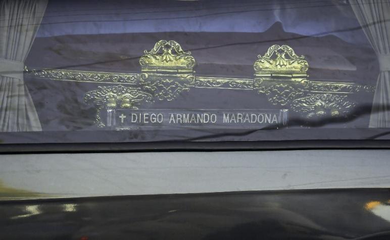 Los emotivos mensajes que instalaron en la tumba de Diego Maradona