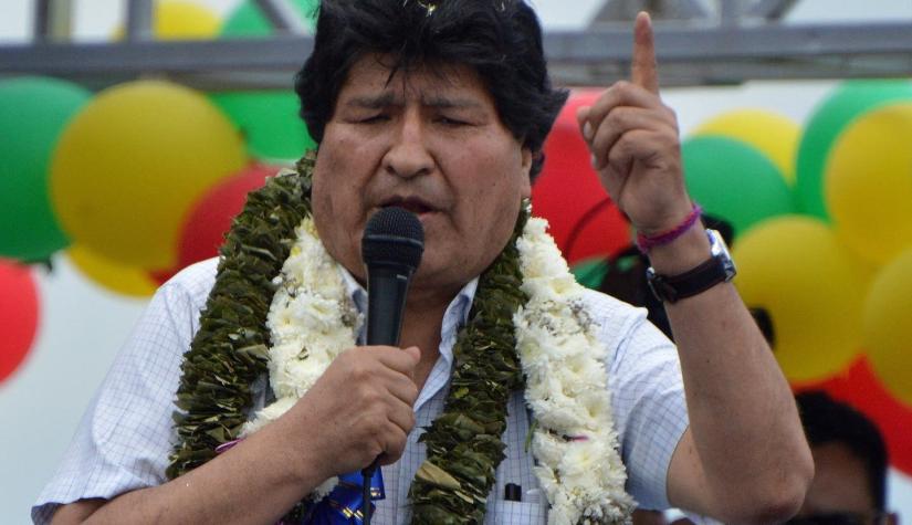 Captan momento en que una lluvia de sillas golpea a Evo Morales durante un acto de su partido