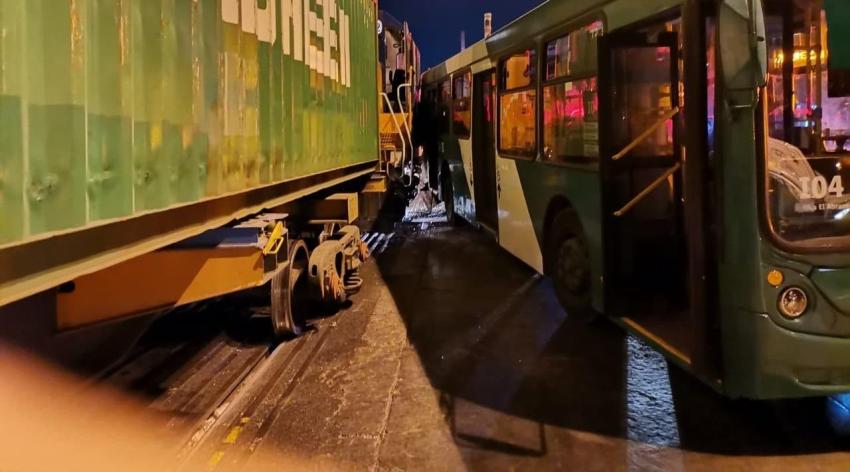 Bus del Transantiago choca con tren de carga en la comuna de Maipú