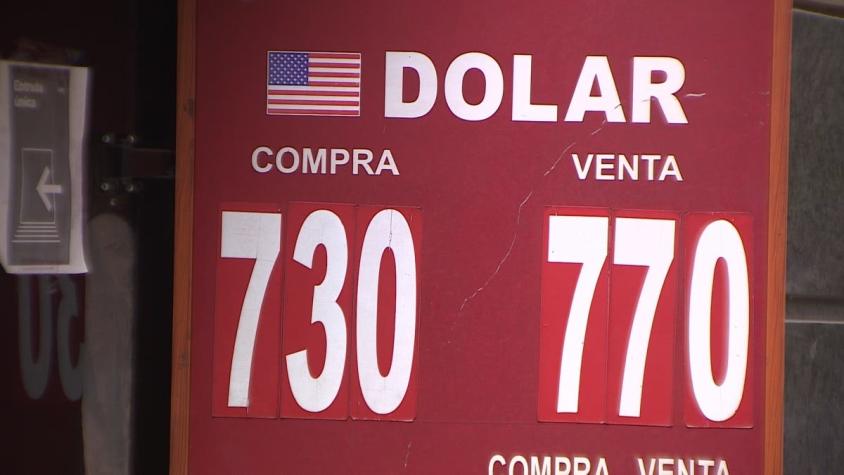 [VIDEO] Dolar cae en 140 pesos: Precio de autos, bencinas y carne bajaría en enero