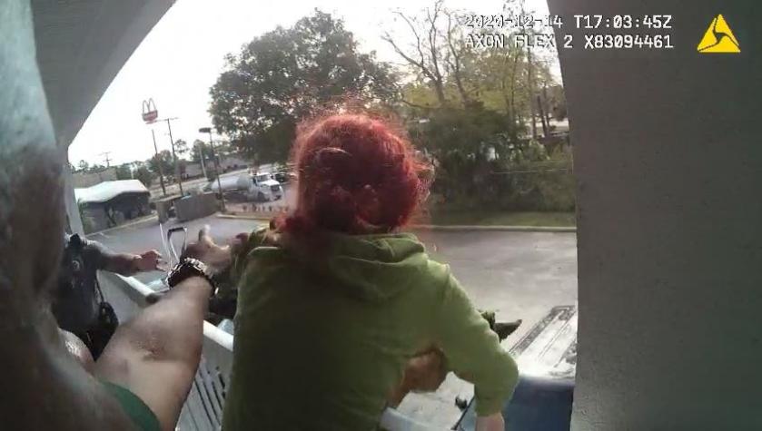 [VIDEO] Mujer lanza a su perro desde un segundo piso en medio de detención policial