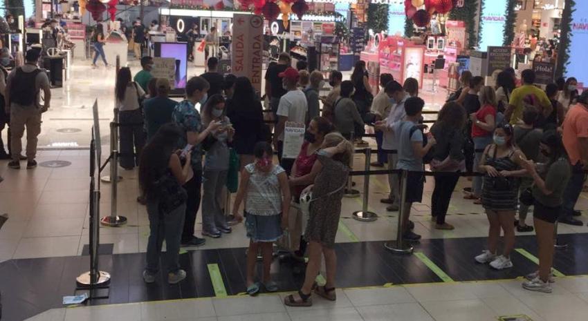 Largas filas y aglomeraciones en centros comerciales marcan la antesala de Navidad en pandemia