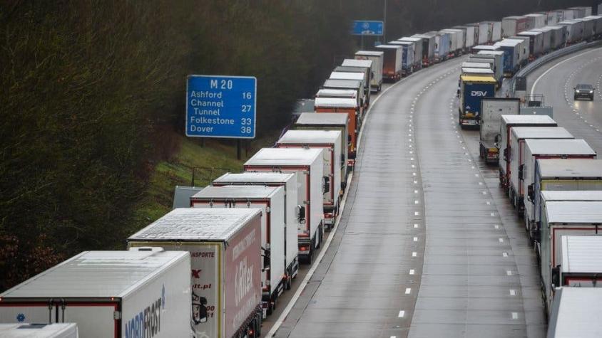 Nueva cepa de coronavirus: foto de camiones atrapados en la autopista refleja el caos en Reino Unido