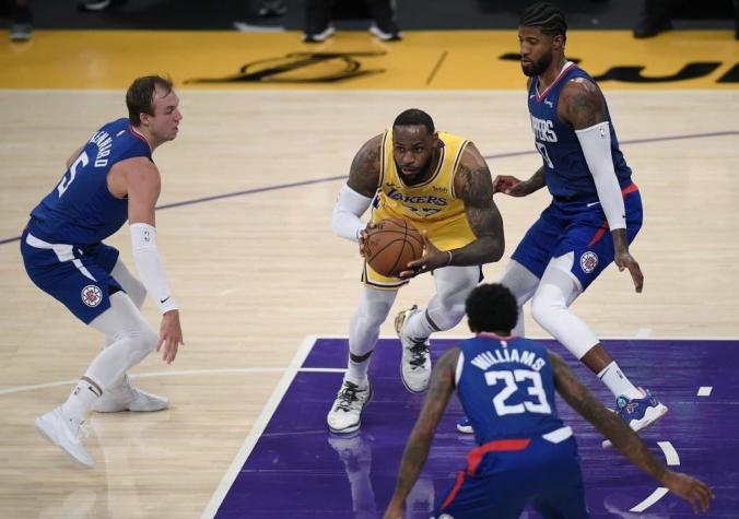 Perdió el campeón: Lakers caen en su debut en la NBA ante los Clippers, liderados por Paul George