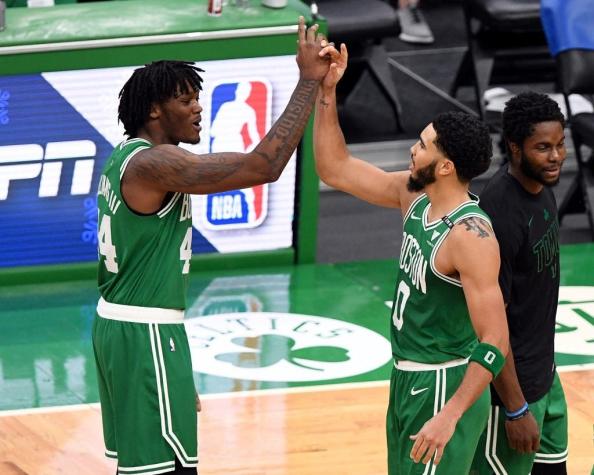 Con un triple sobre el final, los Celtics vencen a los Bucks en debut de nueva temporada de la NBA