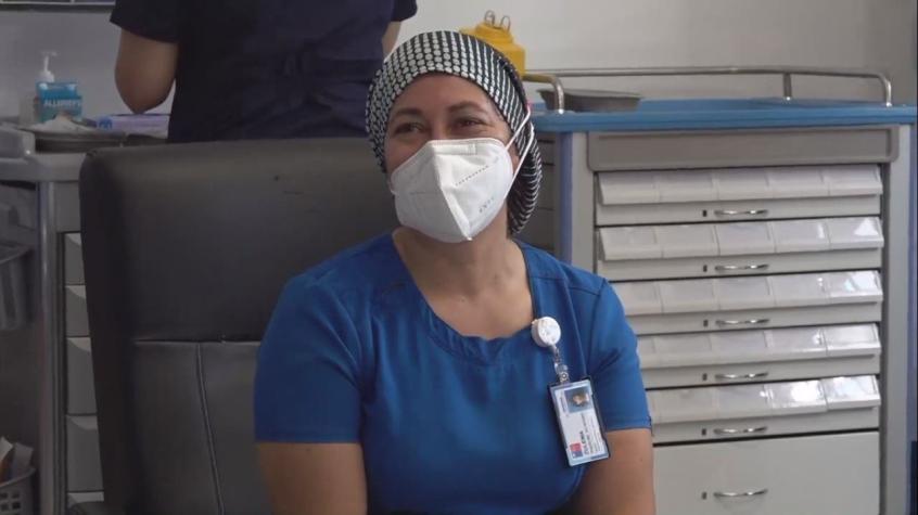 EN VIVO | TENS del Hospital Sótero del Río fue la primera vacunada contra el COVID-19 en Chile