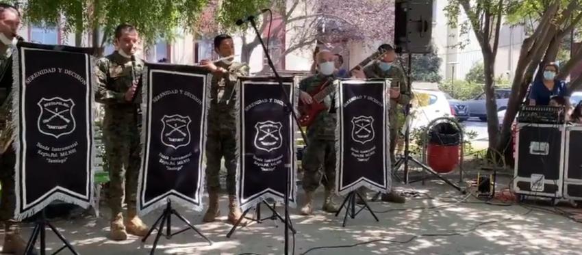 Músicos del Ejército interpretan canciones navideñas en el Hospital Luis Calvo Mackenna