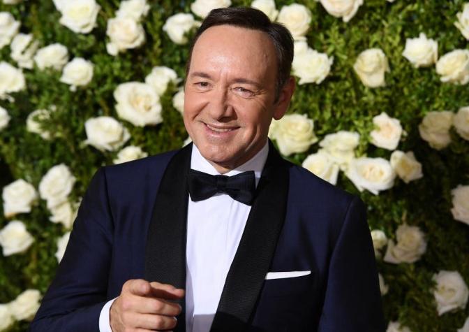 Kevin Spacey reaparece con mensaje navideño para quienes padecen depresión